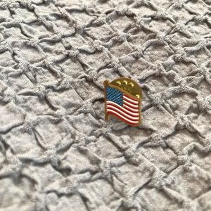 Bundle 3 for $10   Vintage American Flag 🇺🇸 metal and enamel hat pin.